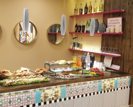 ארוחת בוקר עשירה בסגנון בופה בשרון